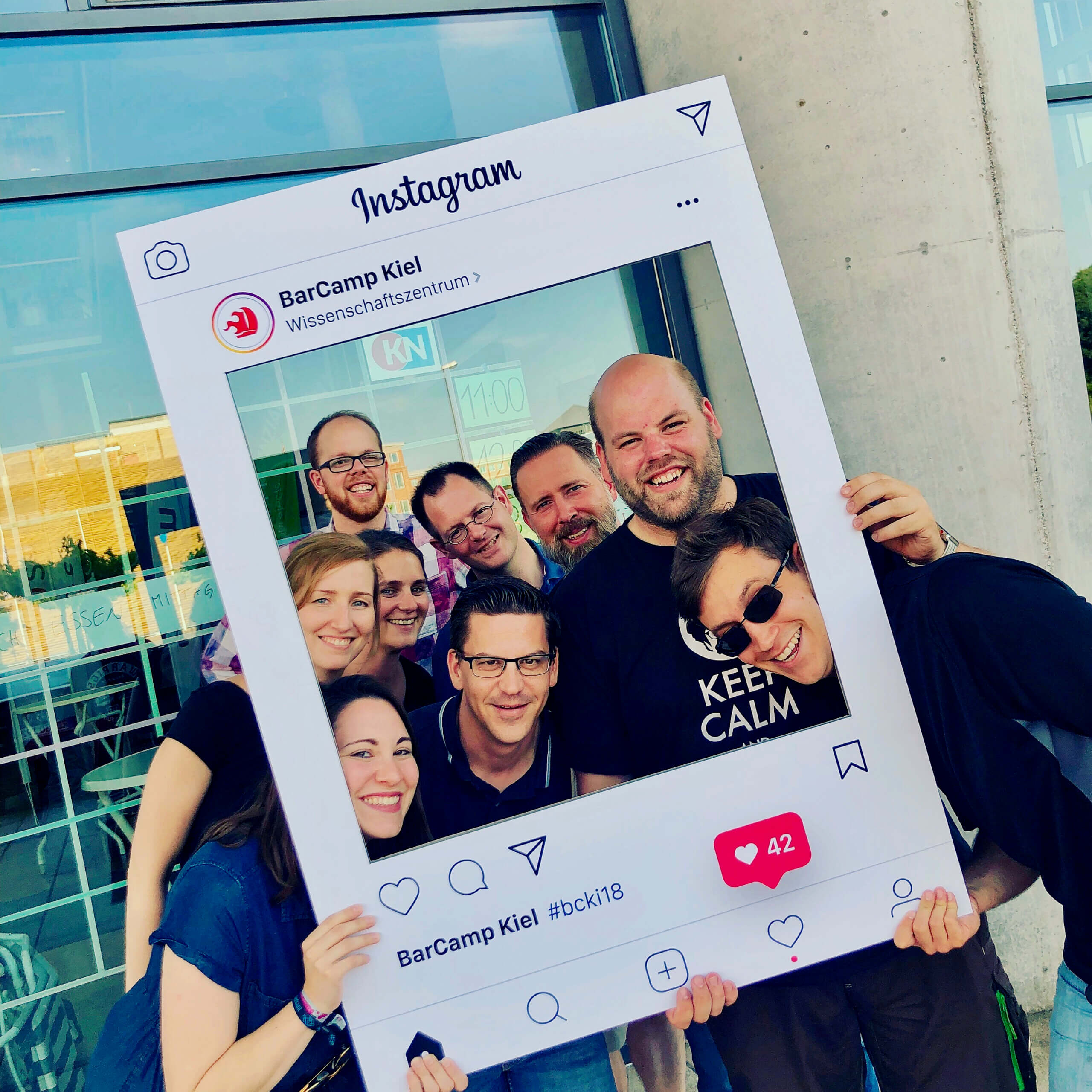 Das Orgateam fotografiert mit einem Instagram-Rahmen